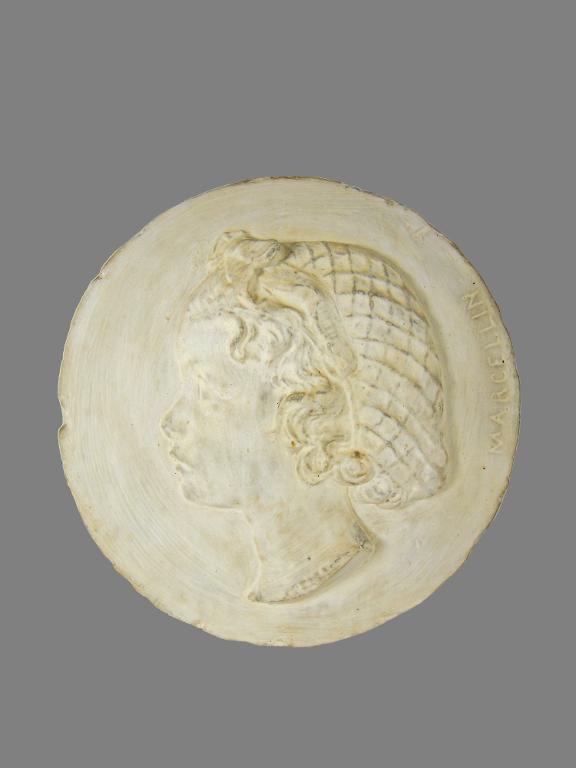 Fillette, profil gauche, portant une résille