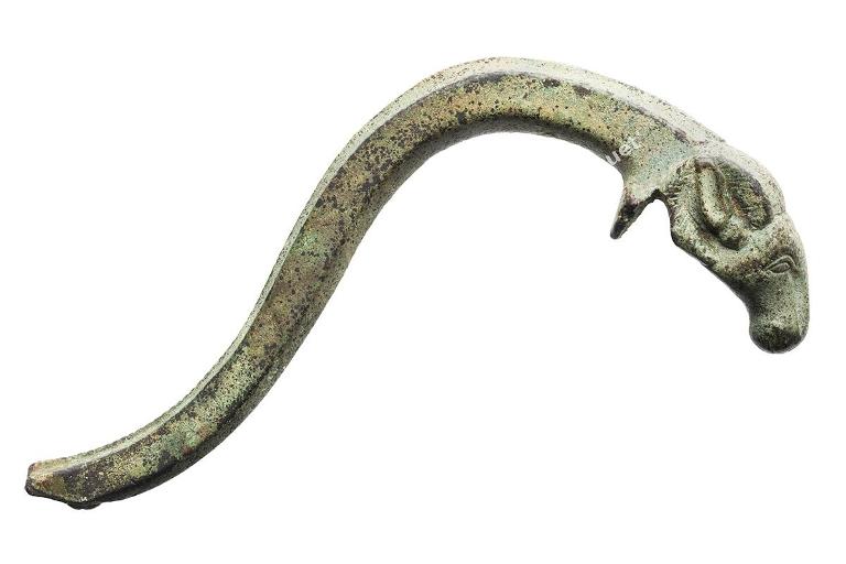 anse : anse à tête de bélier en bronze