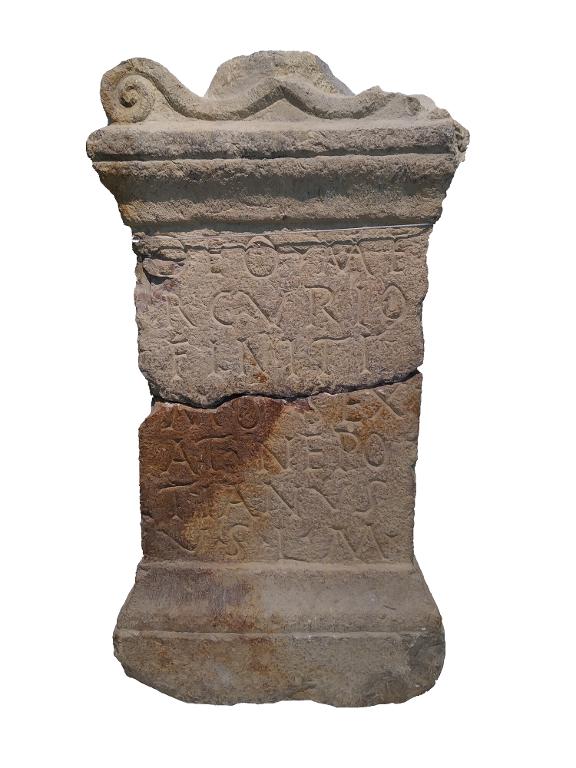 Autel votif (dédicace au dieu Mercure)