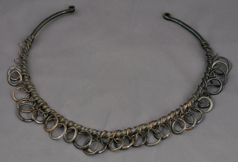 torque : torque en bronze à tige torsadée