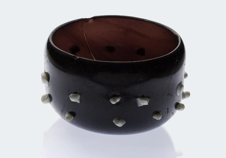 Gobelet en verre couleur lie de vin et incrustations blanches