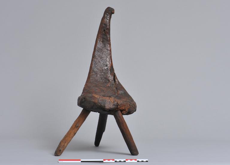 chaise : Chaise tripode à corps monoxyle