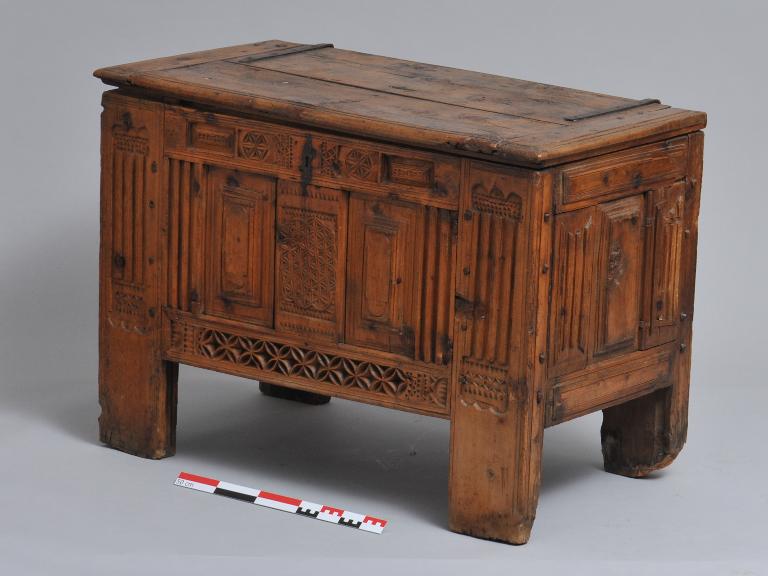 coffre : Coffre à pieds poteaux