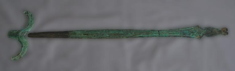 Epée en bronze et sa bouterolle de la sépulture des Santons (Avançon)