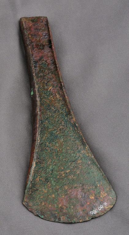 hache à rebords : hache à rebords en bronze de type "Neyruz"