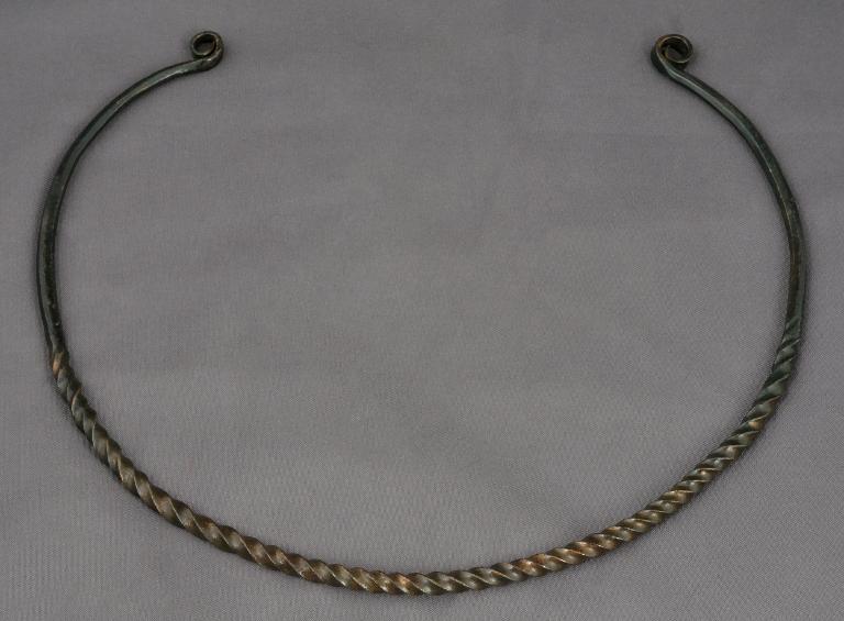 torque : torque en bronze à tige torsadée