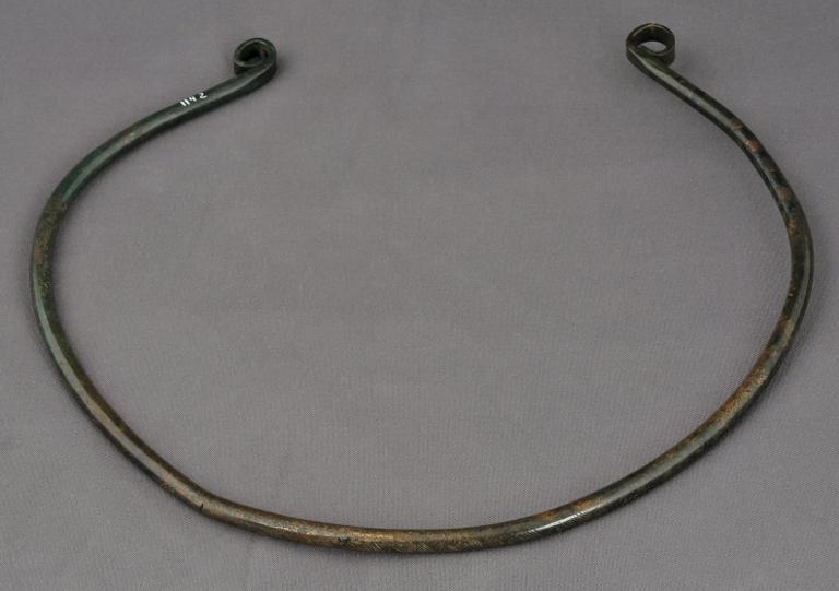 Torque en bronze à décor incisé