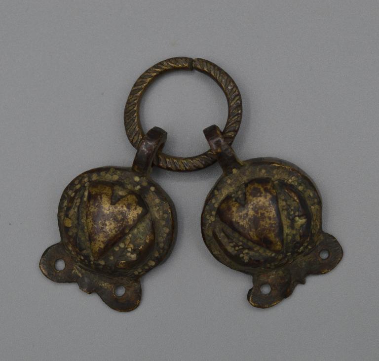 Pendant en forme de cœur sur anneau cannelé ouvert