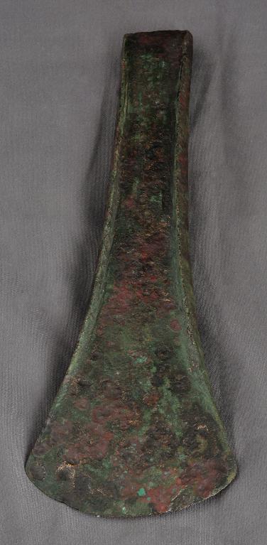 hache à rebords : hache à rebords en bronze de type "Neyruz"