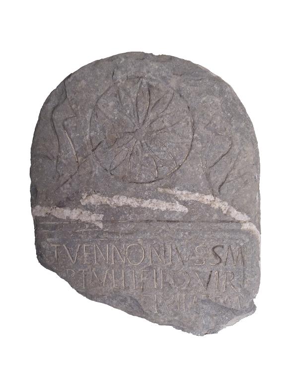 Stèle funéraire gallo-romaine en schiste