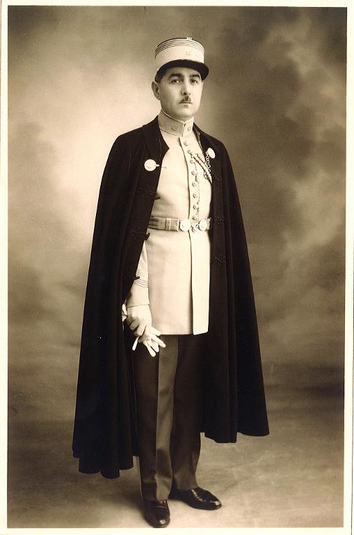 Photographie en noir et blanc du Colonel Roux en uniforme