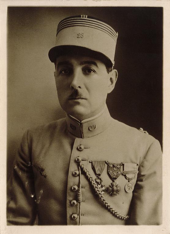 Photographie noir et blanc en buste du Colonel ROUX