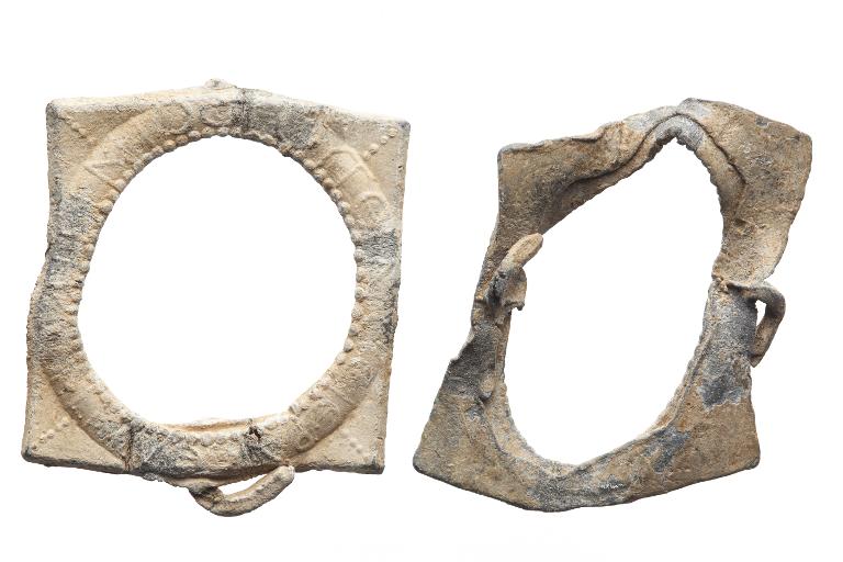 Cadre de miroir portatif en plomb portant une dédicade à Sélène