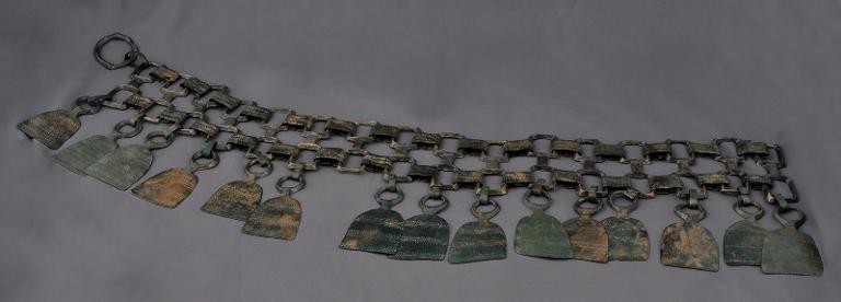 tablier : Tablier articulé en bronze à pendeloques en forme de cloche