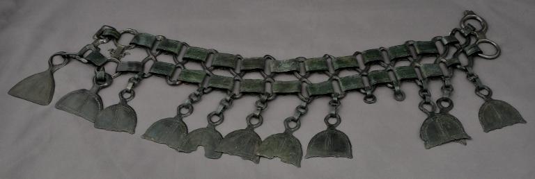 tablier : Tablier articulé en bronze à pendeloques en forme de cloche