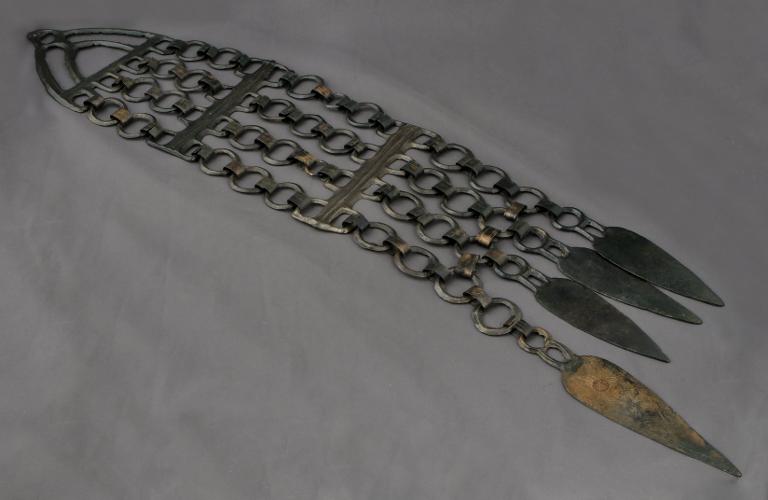 pendentif : pendentif articulé en bronze à pendeloques lancéolés