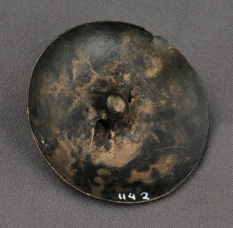 applique : applique hémisphérique en bronze à bouton et bélière