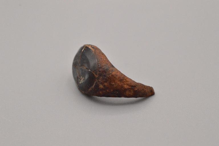 bague à intaille en pate de verre avec