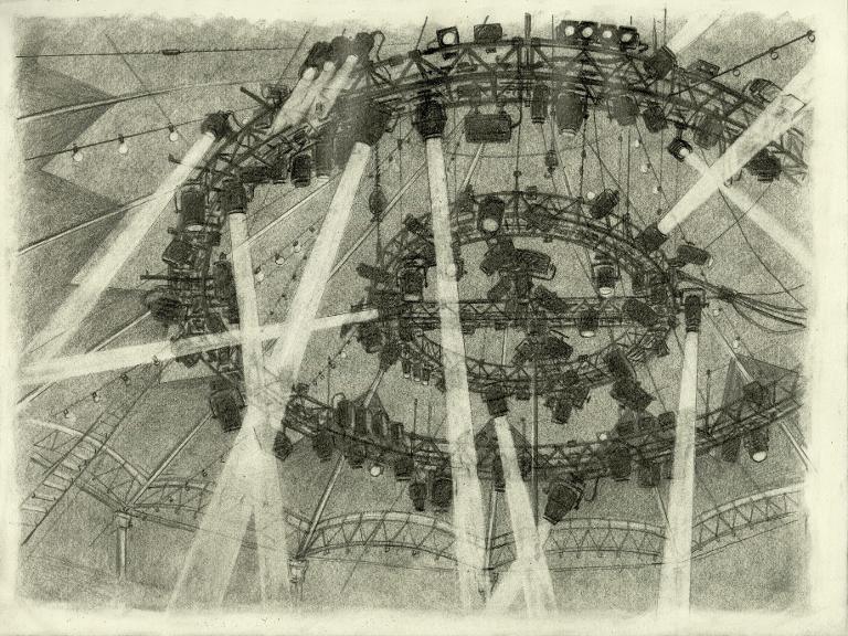 Les cintres du Cirque d'Hiver avec faisceaux de projecteurs, Paris